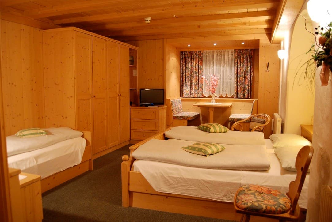 Camera matrimoniale con vista sulle Dolomiti