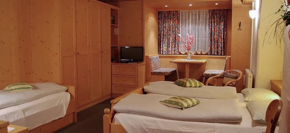 Camera matrimoniale con vista sulle Dolomiti