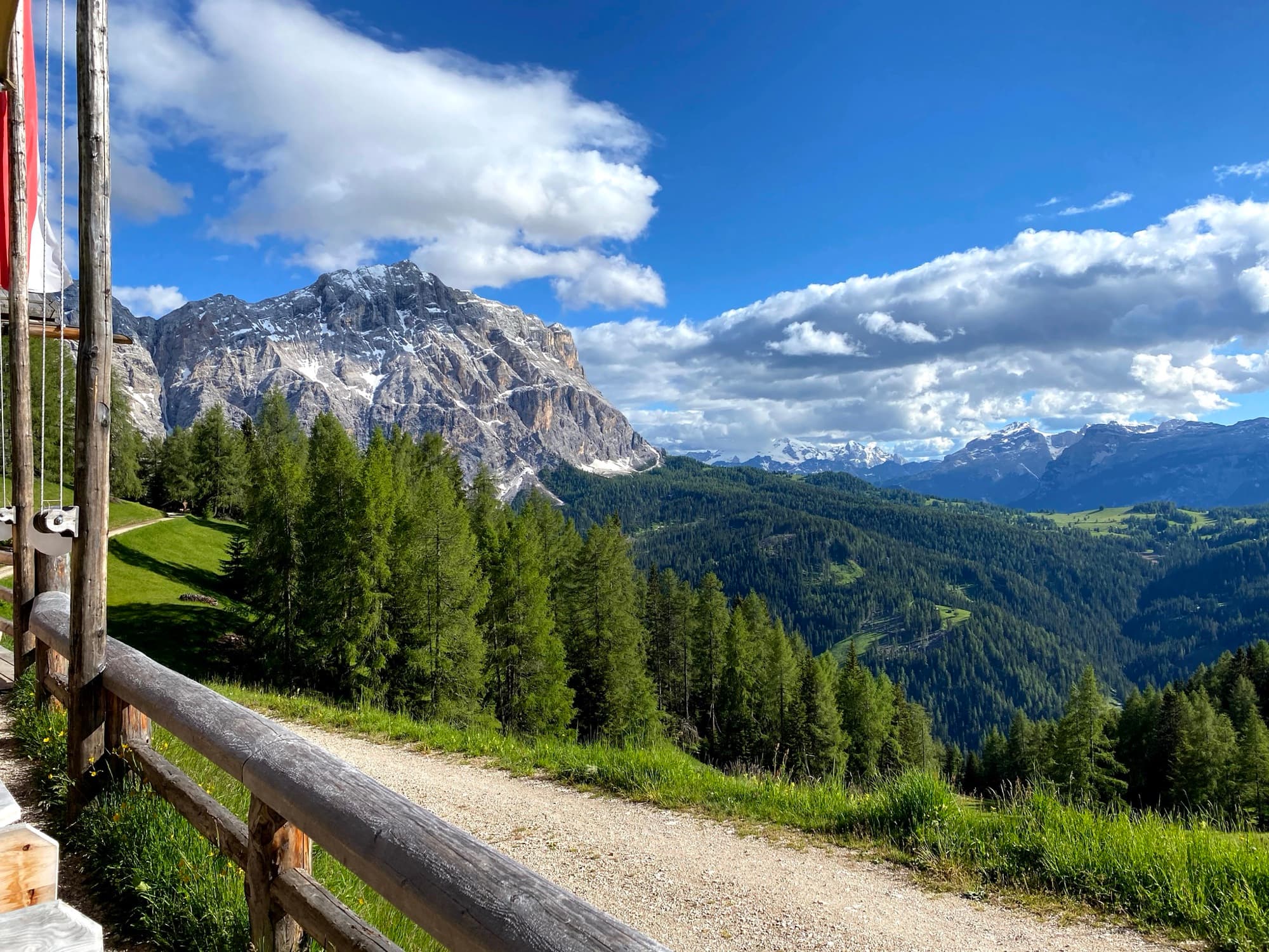 Sentiero panoramico con vista sulla vallata
